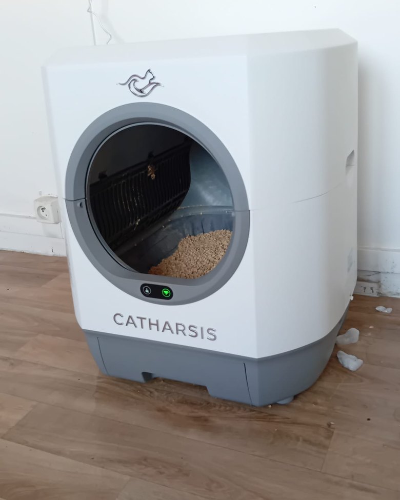Le CatLang de trois-quarts, porte ouverte : le tambour et la litière.